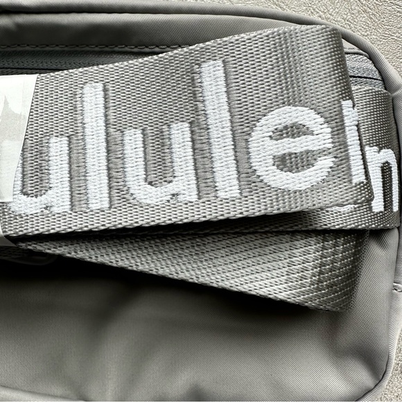 Lululemon Everywhere Belt Bag 1L Silver Drop/White Brand New - Picture 12 of 16